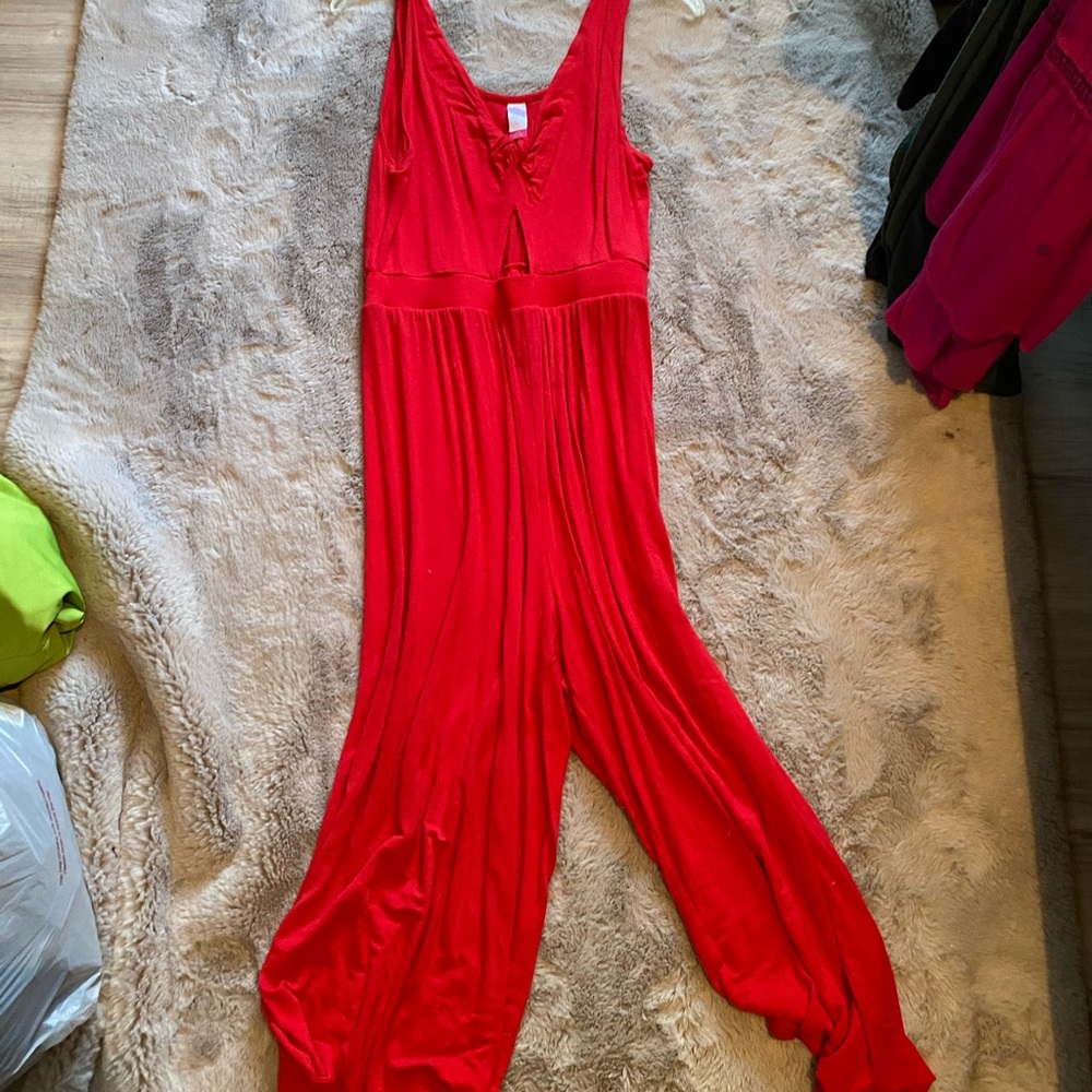 Red sleeveless Capri jumper